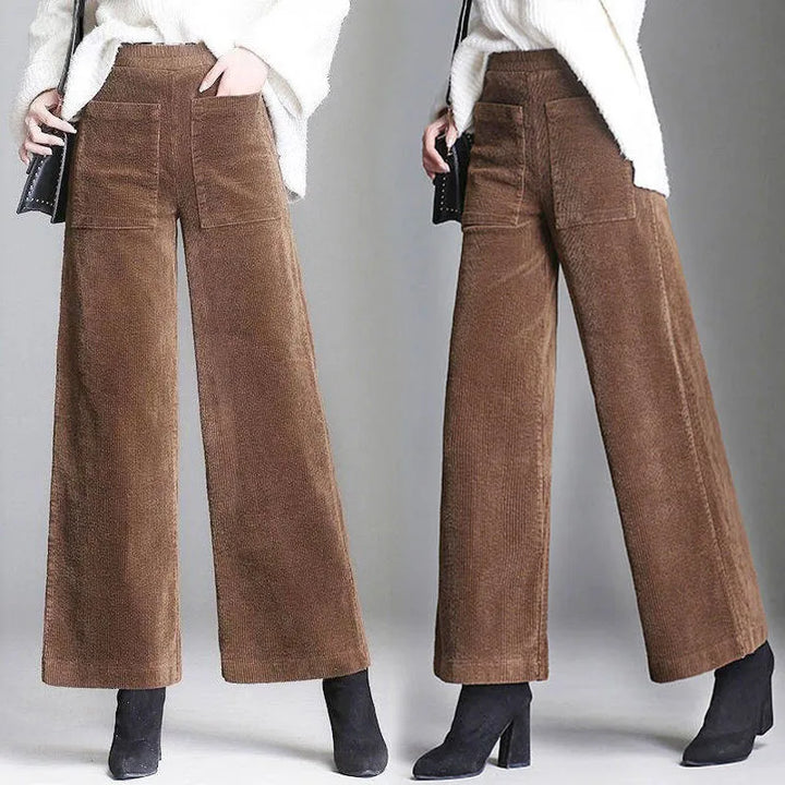 Nahaufnahme: Hochwertige Cordhose für Damen, Retro Schlaghose in Braun. Zeigt Textur und Komfort.