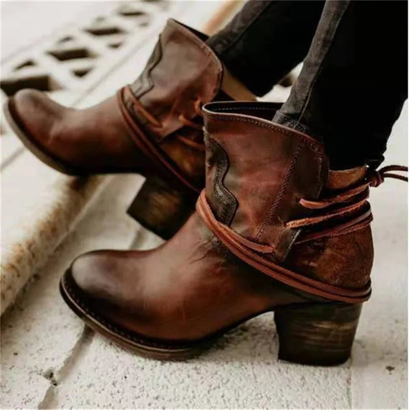 Damen Vintage-Westernstiefel in Schwarz mit klobigem Absatz. Stilvolle Ankle Boots, perfekt für Herbst & Alltag.