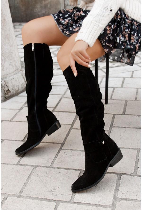 Hellbraune kniehohe Damenstiefel mit bequemem niedrigem Absatz, elegante Herbststiefel für Frauen.