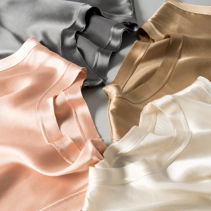 Elegantes Damen Tanktop in glänzender Satin-Optik, ärmellos und unifarben, ideal für Sommer.