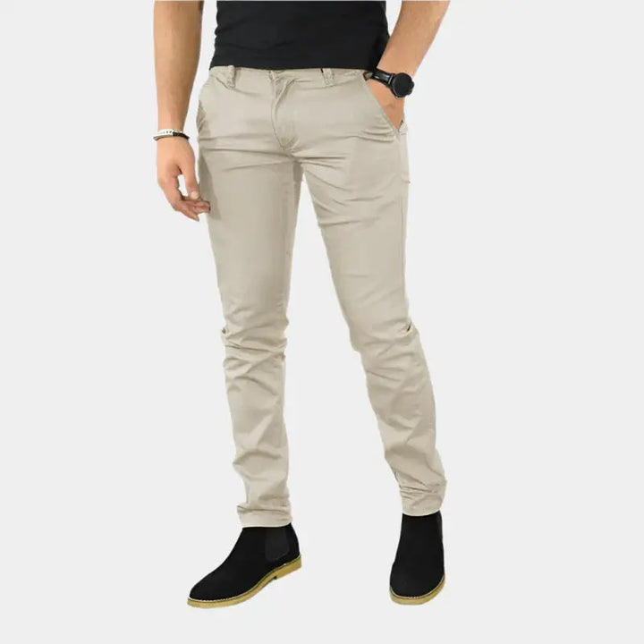 Elegante Herren Slim Fit Hose in Schwarz für Business und Freizeit; schmale Passform für modernen Mann.
