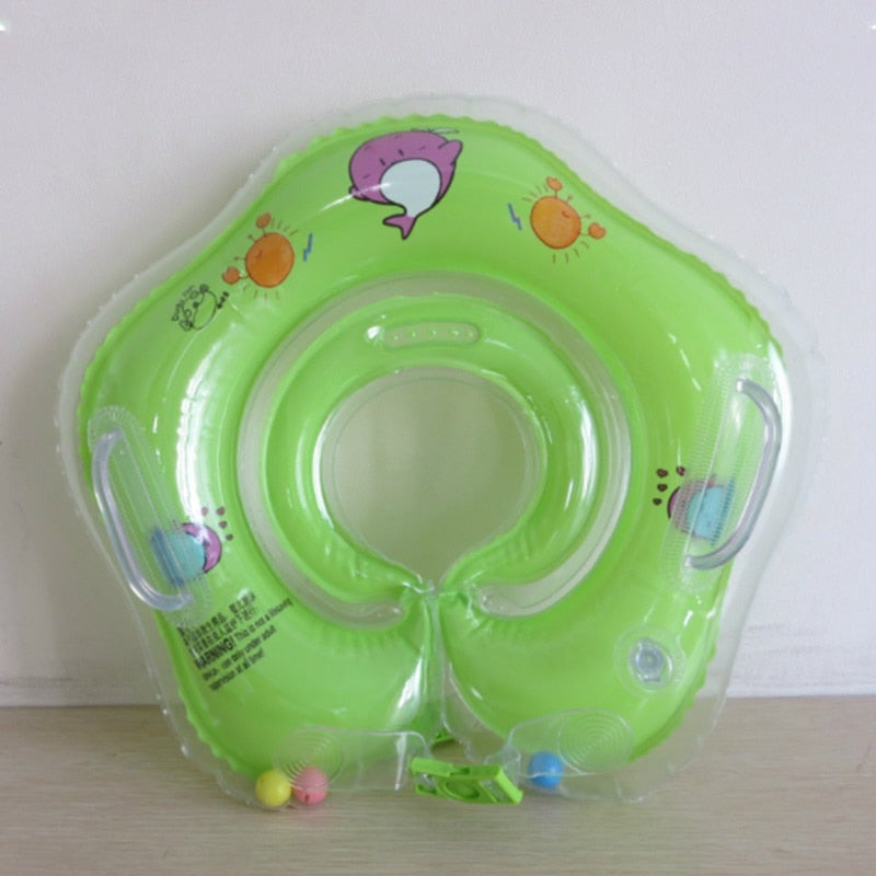 Glückliches Baby im Nackenschwimmring, sicher und entspannt im Wasser. Perfekte Schwimmhilfe für Säuglinge.