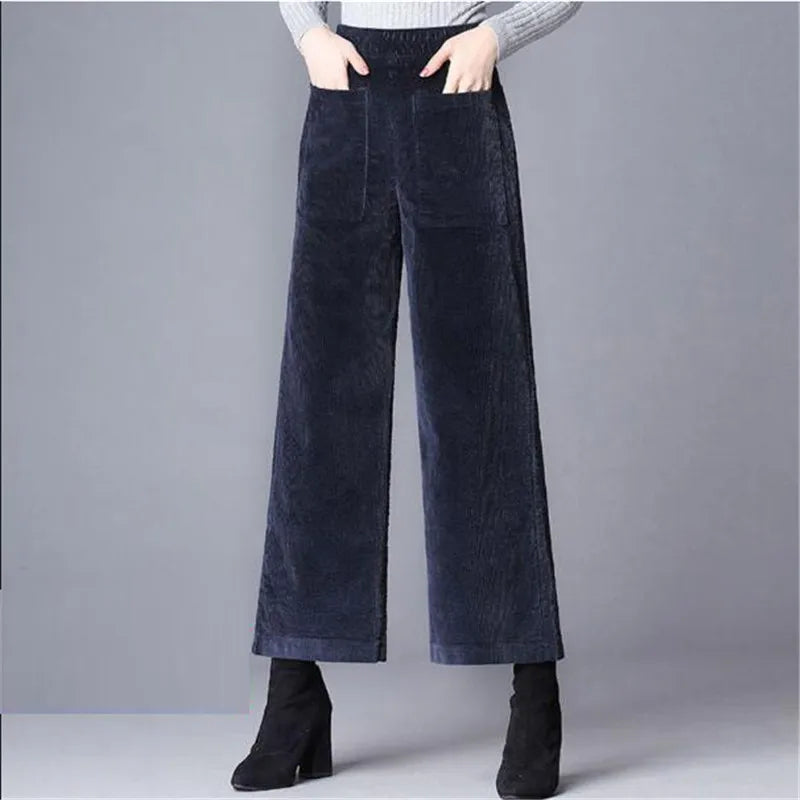 Trendige High Waist Damen Schlaghose aus Cord in Braun. Retro-Design für vielseitige Damenmode.