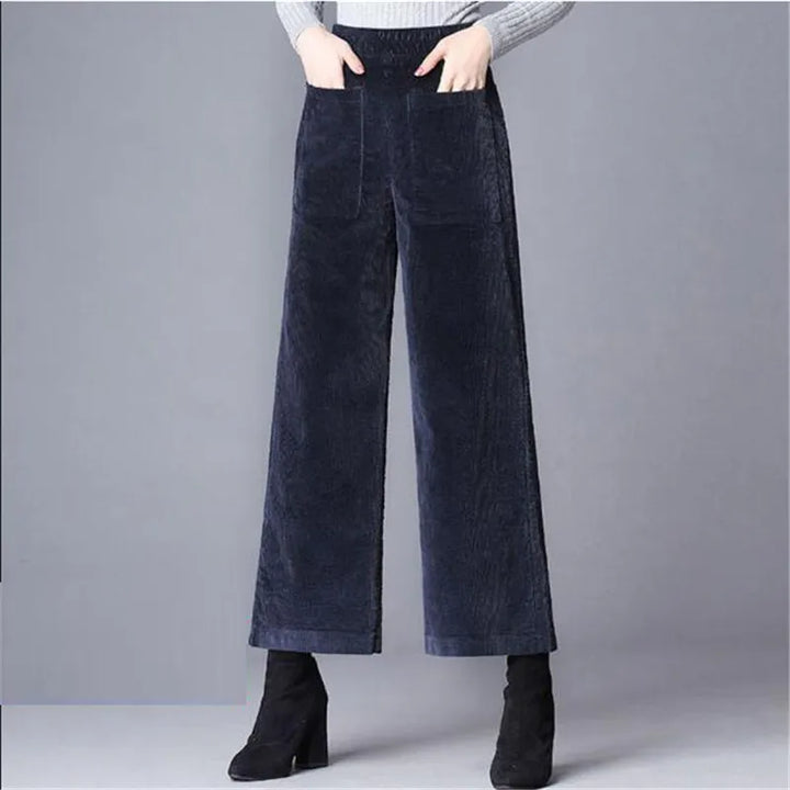 Trendige High Waist Damen Schlaghose aus Cord in Braun. Retro-Design für vielseitige Damenmode.