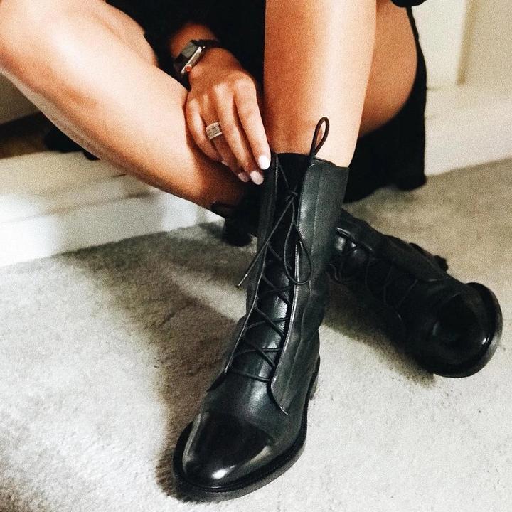 Knöchelhohe orthopädische Damenstiefel, schwarz, vereinen klassischen Stil mit angenehmem Komfort.