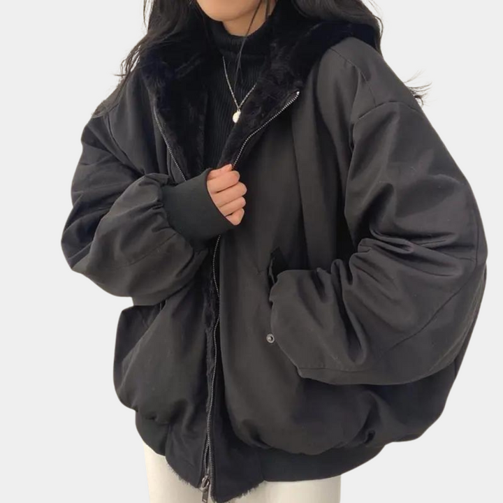 Nahaufnahme der gesteppten Struktur der Oversized Damen Winterjacke Heidi in Weiss. Modern & kuschelig.