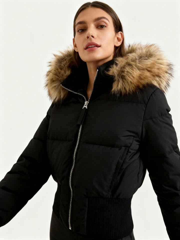 Damen Winterjacke Heidi in Dunkelblau, stilvoll und warm, mit Kapuze für kalte Wintertage. Ideale Wintermode.