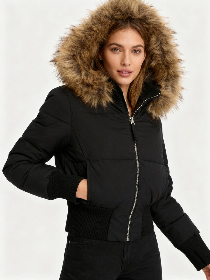 Elegante Damen Steppjacke Heidi in Grau mit schützender Kapuze, bietet optimalen Komfort an kalten Tagen.