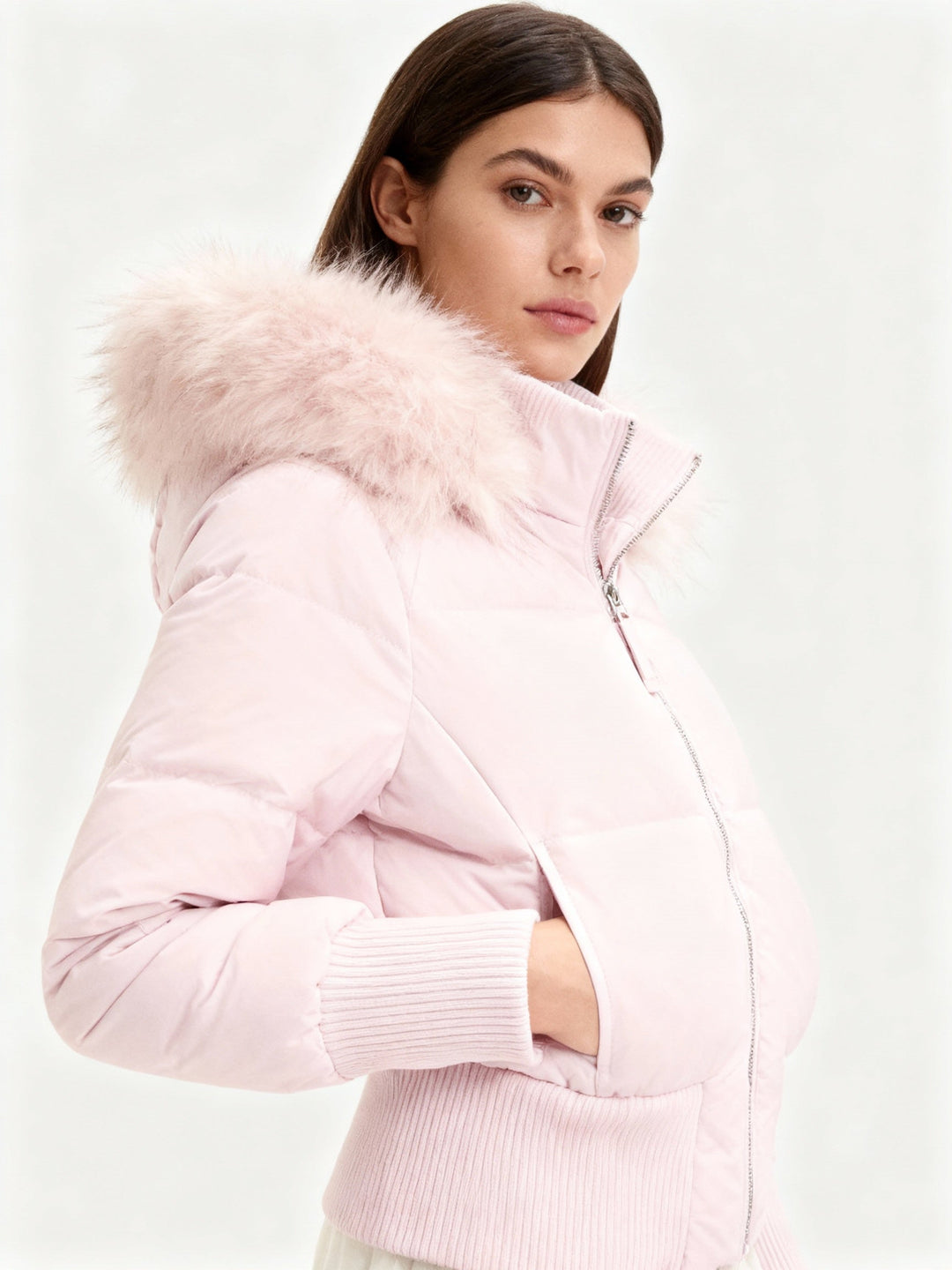 Moderne Damen Outdoorjacke Heidi in Beige, leicht und isolierend, mit praktischem Reißverschluss für den Winter.