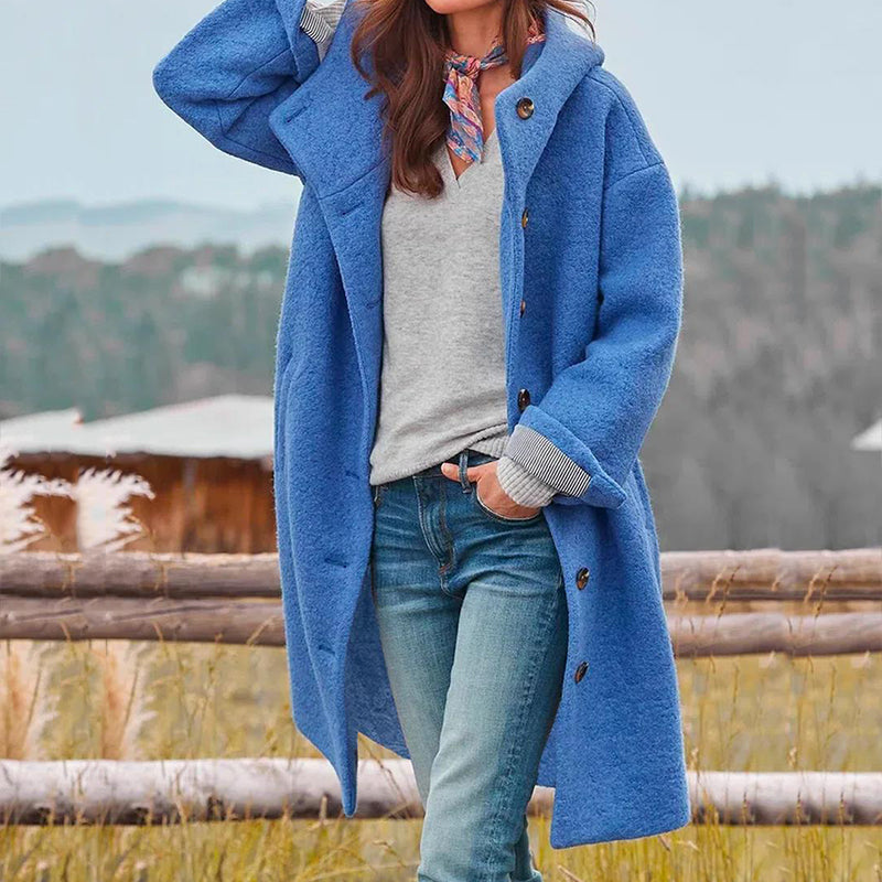 Warmer Damen Wintermantel mit Kapuze. Langer, eleganter Mantel in moderner Damenmode für kalte Tage.