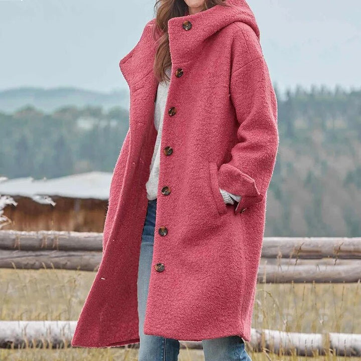 Modischer Damen Wintermantel, lang und elegant mit Kapuze. Warmer Schutz für Herbst- und Wintermode im Freien.