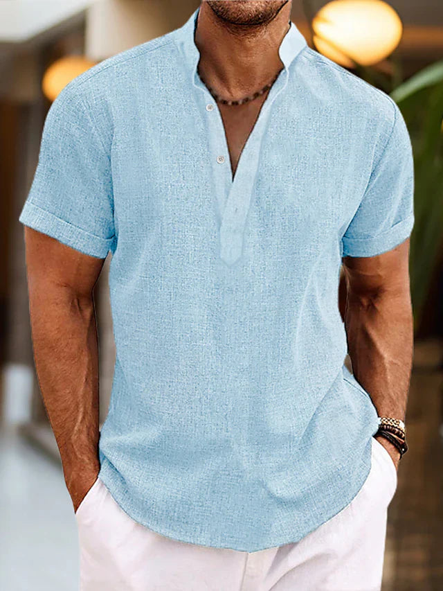 Locker geschnittenes Herren Henley Shirt mit Kurzarm, ideal für Freizeit & sommerlichen Casual Look.