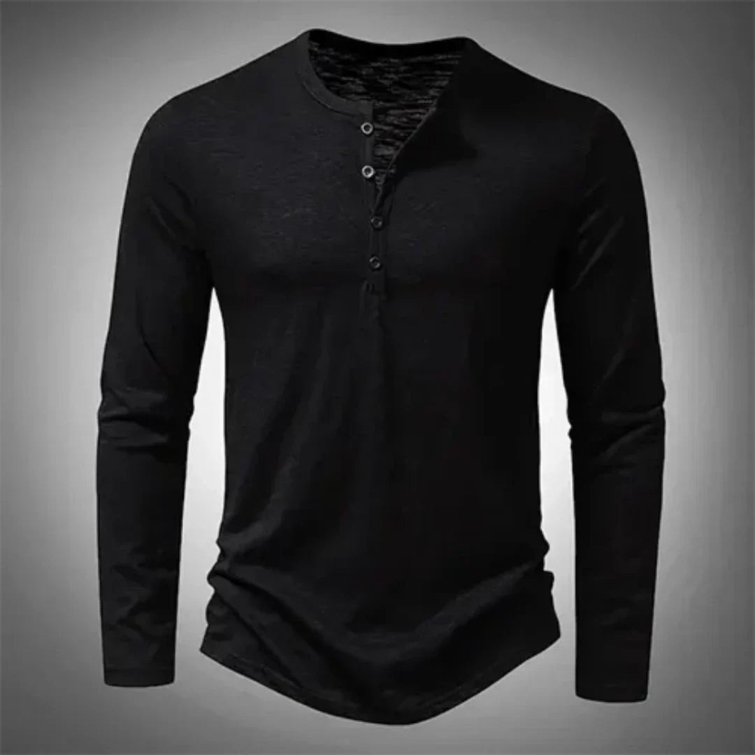 Detailansicht des Herren Henley Langarmshirts. Hochwertiger Stoff, Knopfleiste und perfekte Passform für modernen Casual-Stil.
