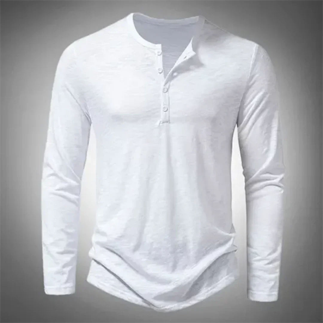 Vielseitiges Herren Henley Langarmshirt, ideal für entspannte Tage oder als stilvolles Basic. Herbst- und Frühlingsmode.