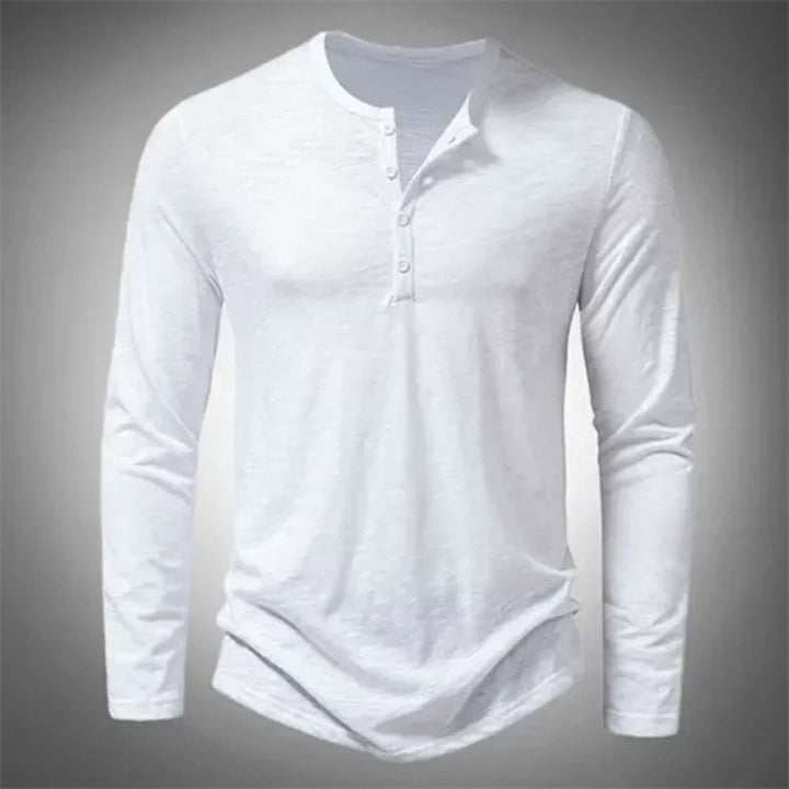 Vielseitiges Herren Henley Langarmshirt, ideal für entspannte Tage oder als stilvolles Basic. Herbst- und Frühlingsmode.