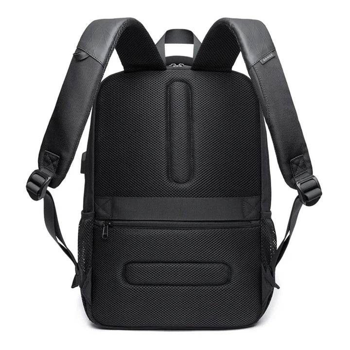 Offener Reise Rucksack zeigt geräumiges Hauptfach und Organizer-Taschen; viel Stauraum für Gepäck.