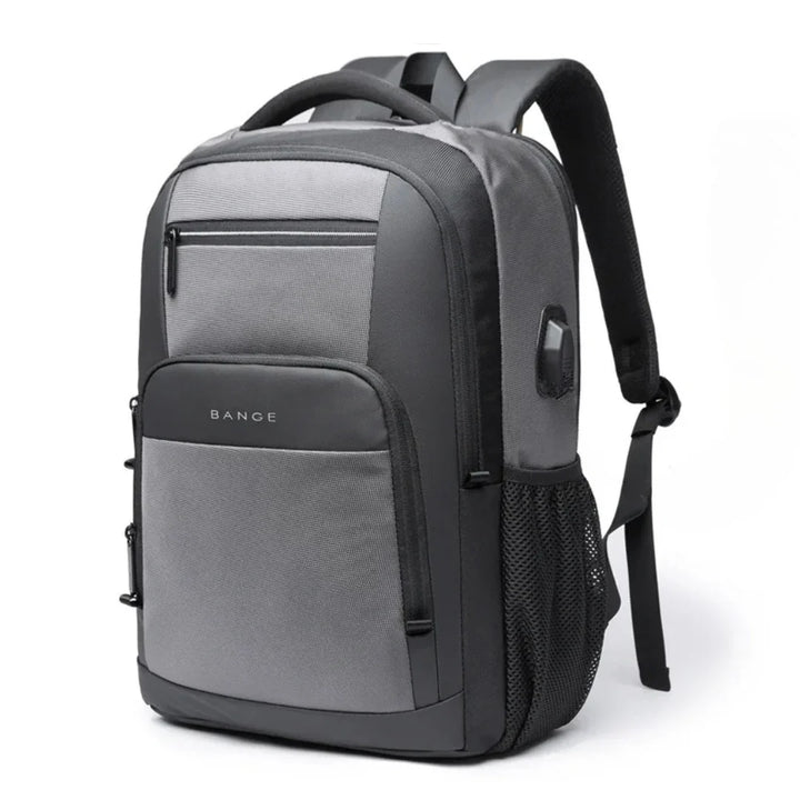 Geräumiges, gepolstertes Laptop-Fach im wasserdichten Business Rucksack; sicherer Schutz für Geräte.