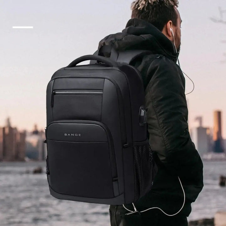 Unisex Outdoor Rucksack in natürlicher Umgebung; wasserdicht & robust für leichte Wanderungen oder Tagesausflüge.