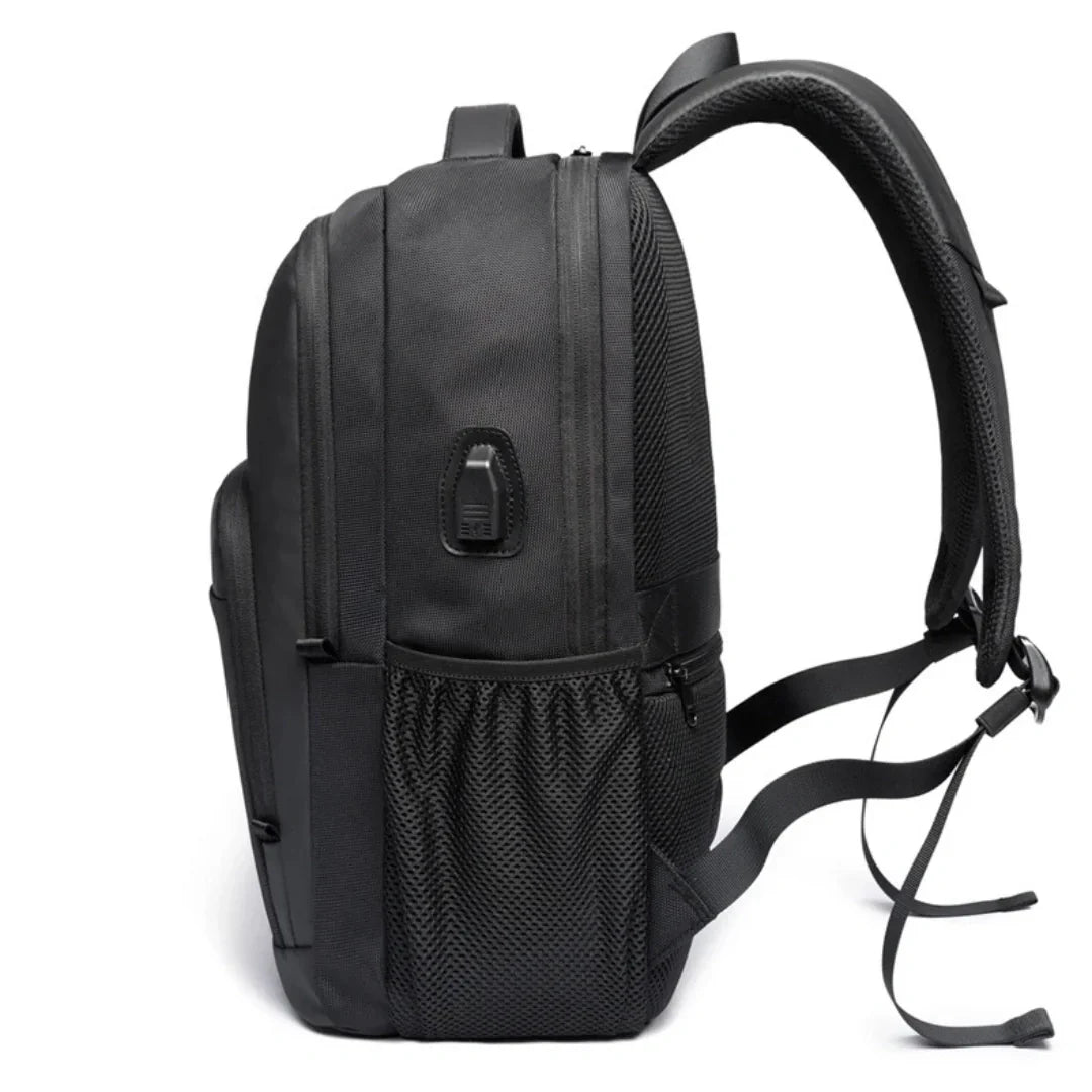 Person trägt modernen wasserdichten Reise Rucksack am Flughafen; perfekt für Städtetrips und Kurzurlaube.