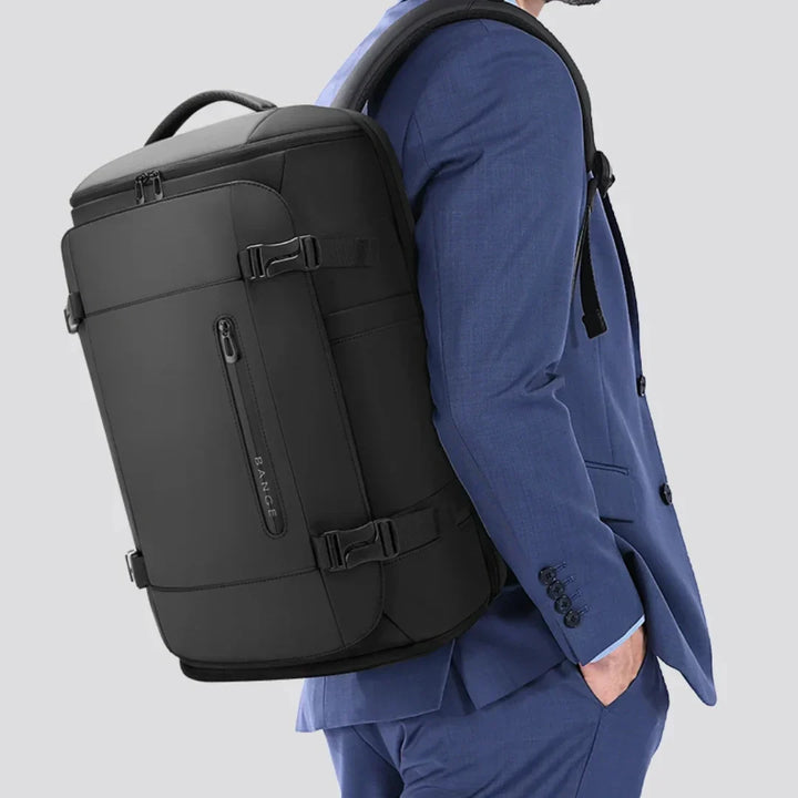 Robuster schwarzer Reiserucksack 30L, perfekt als Handgepäck für Flugreisen und Kurztrips, vielseitig.