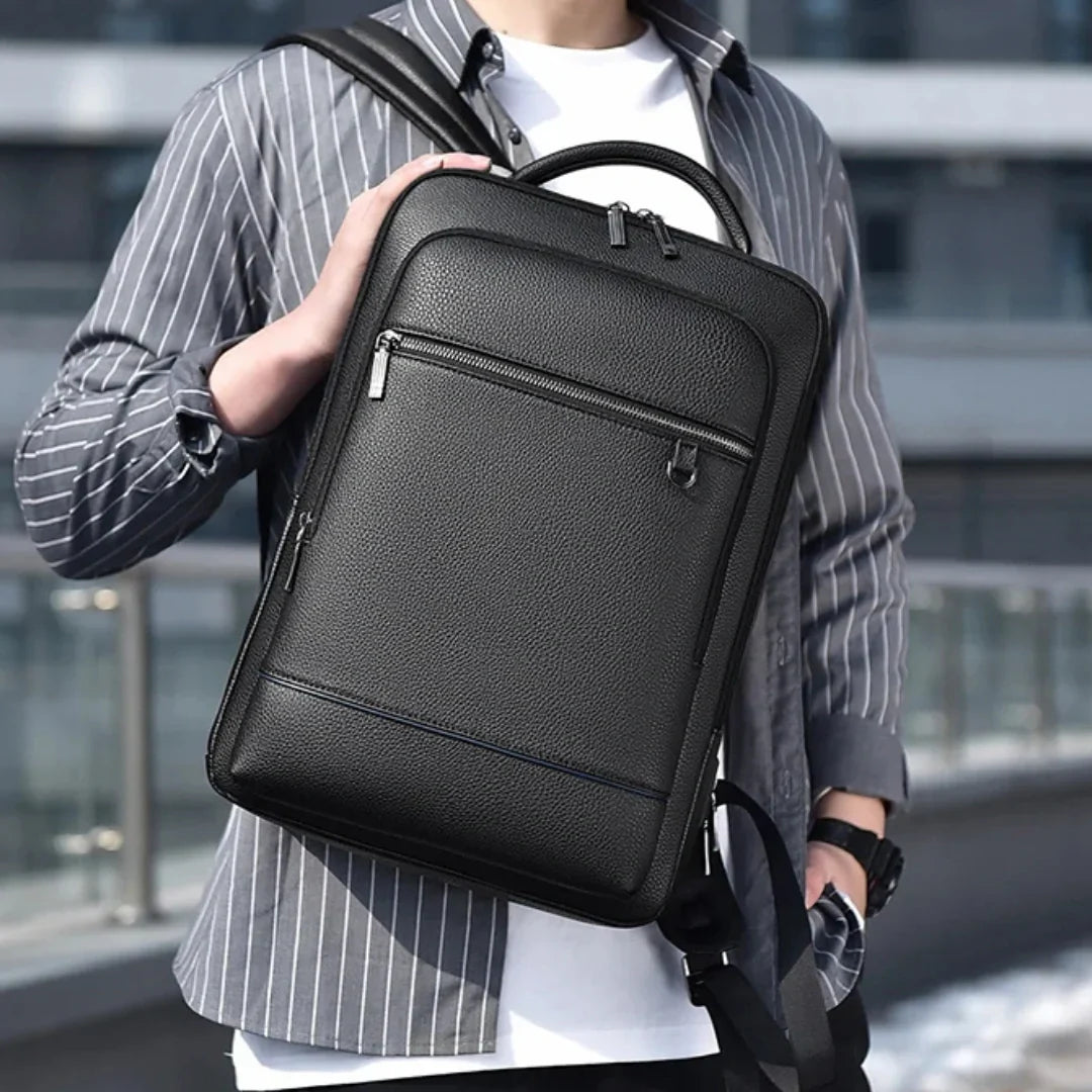 Organisierter Arbeitsrucksack: Innenansicht des intelligent organisierten Arbeitsrucksacks mit vielen Fächern für Zubehör.