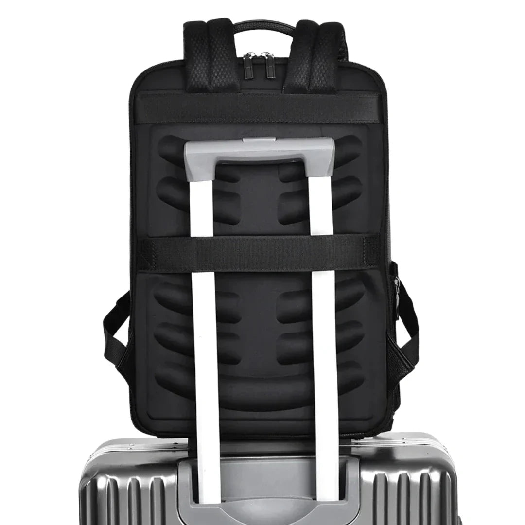 Pendler Rucksack im Einsatz: Mann trägt eleganten Laptop-Rucksack in der Stadt, perfekter Business-Begleiter für Pendler.