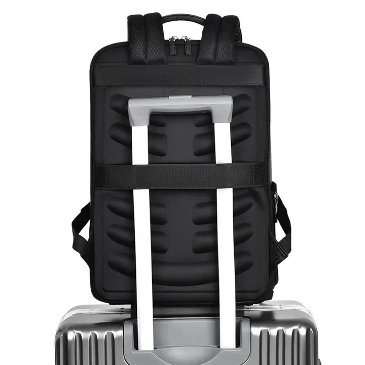 Pendler Rucksack im Einsatz: Mann trägt eleganten Laptop-Rucksack in der Stadt, perfekter Business-Begleiter für Pendler.