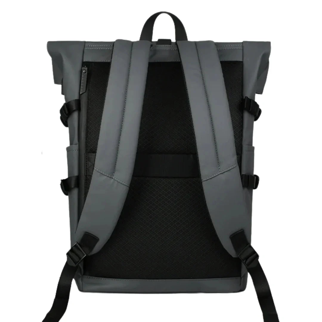 Innenansicht des Roll-Up Rucksacks, mit Fächern für optimale Organisation von Reise- und Arbeitsutensilien.