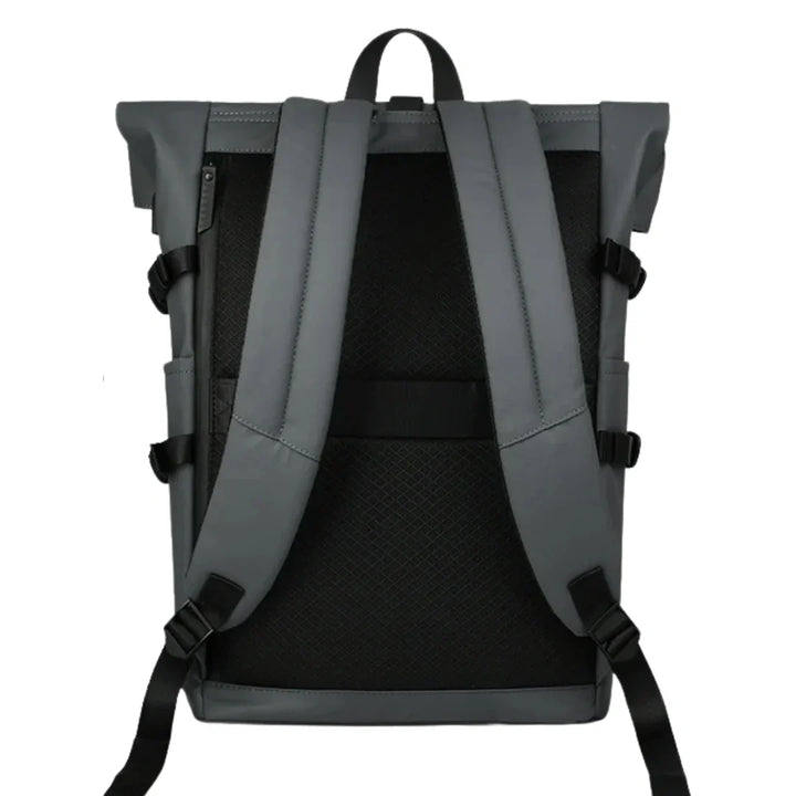 Innenansicht des Roll-Up Rucksacks, mit Fächern für optimale Organisation von Reise- und Arbeitsutensilien.