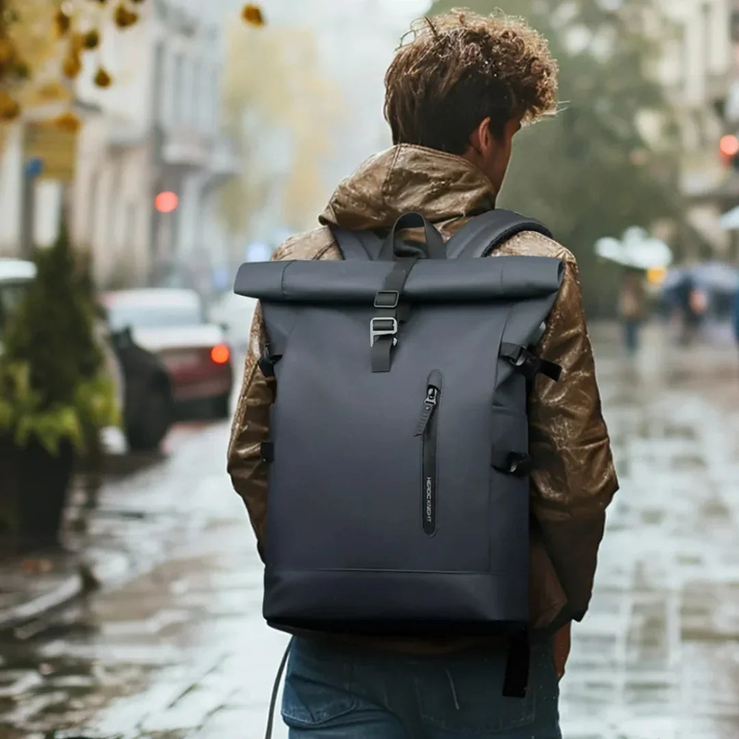 Vielseitiger Cityrucksack als Roll-Up, ideal für den täglichen Weg zur Arbeit oder Shopping.