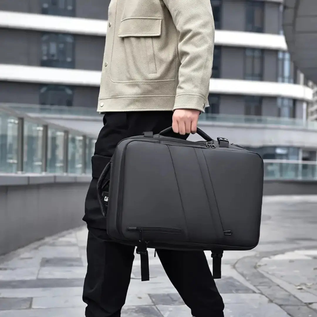 UrbanDay Rucksack im urbanen Alltag. Unisex, erweiterbar, wasserdicht & antidiebstahl für Pendler.