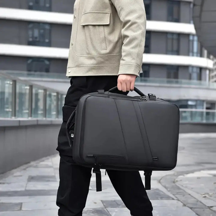 UrbanDay Rucksack im urbanen Alltag. Unisex, erweiterbar, wasserdicht & antidiebstahl für Pendler.
