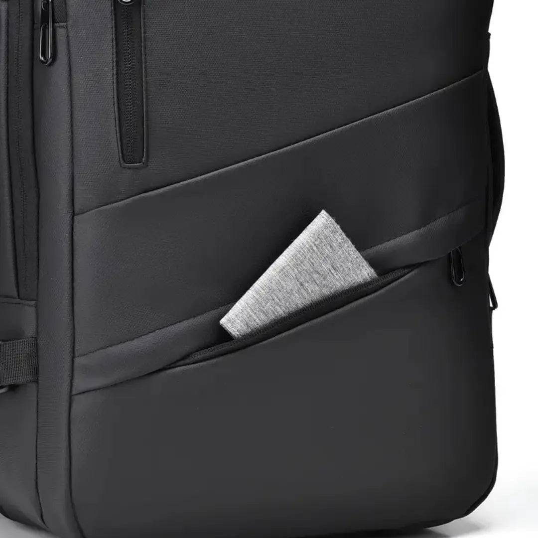 UrbanDay Reise-Rucksack am Bahnhof. Unisex, erweiterbar, antidiebstahl & wasserdicht. Perfekt für Pendler.