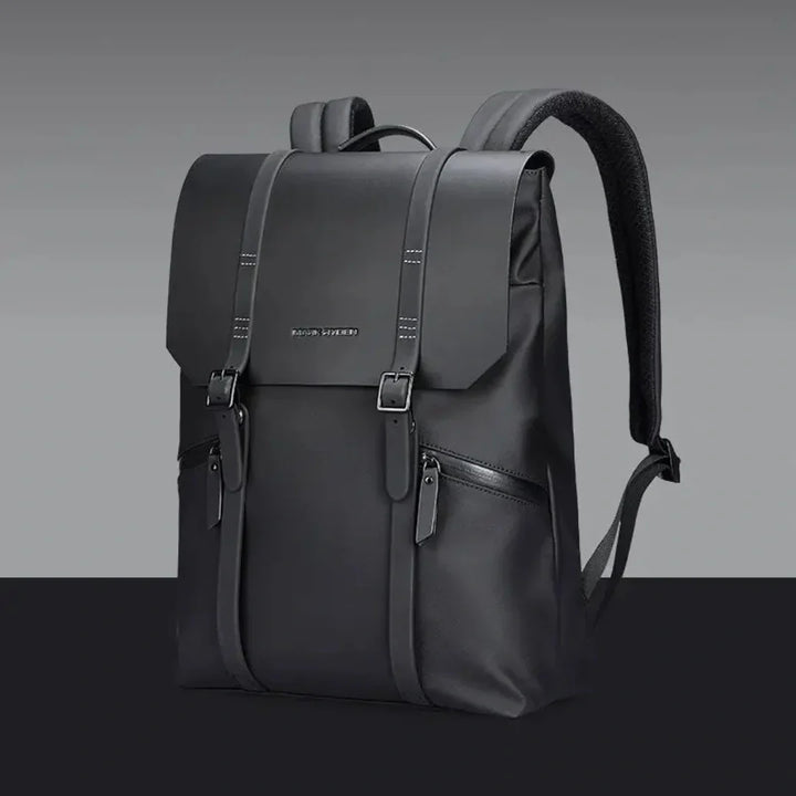 Schwarzer Laptoprucksack, minimalistisch, unisex, ideal für Pendler. Mit gepolstertem Fach für sicheren Transport.