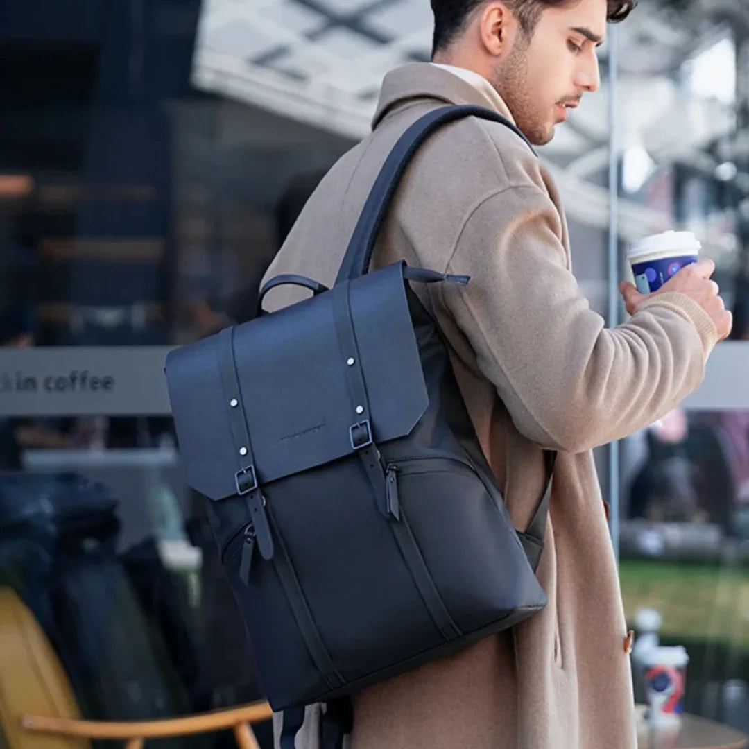 Schlanker schwarzer Rucksack mit Diebstahlschutz für sicheres Pendeln. Minimalistisches, wasserdichtes Design, unisex.
