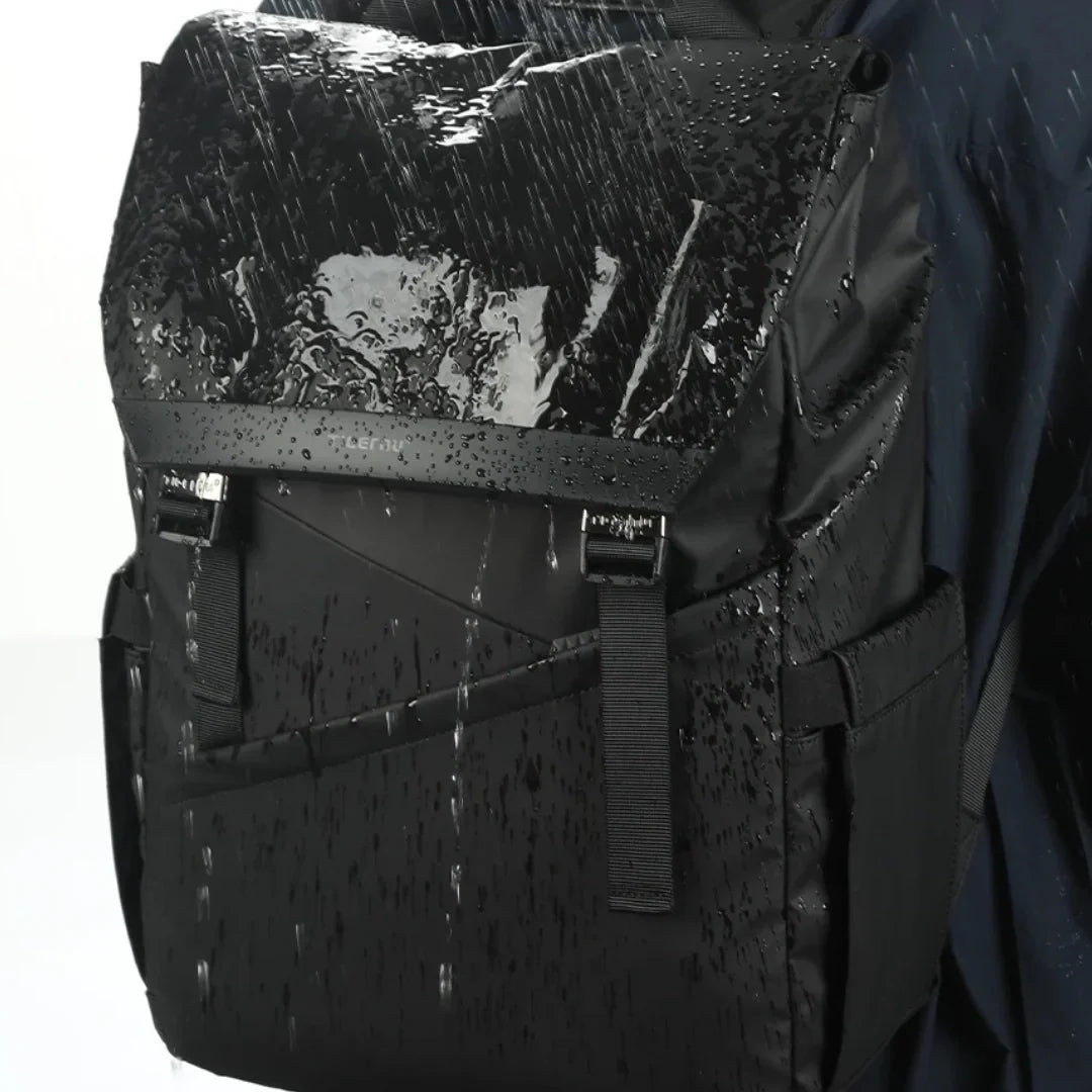 T-Nu Avant Alltagsrucksack in Schwarz, urbaner Stil, wasserabweisend & genügend Platz für Essentials.