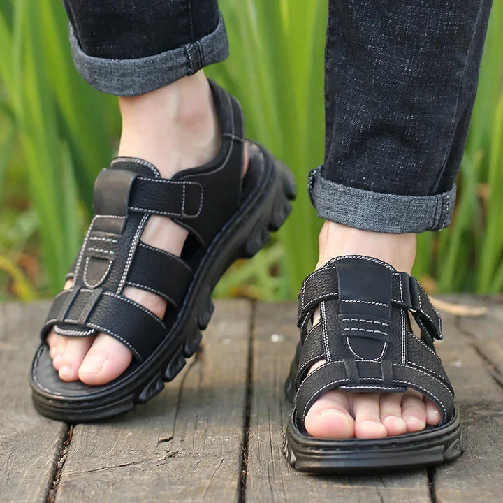 Detailansicht der orthopädischen Herren Sandalen Thijs aus Leder, zeigt das komfortable, stützende Fußbett.