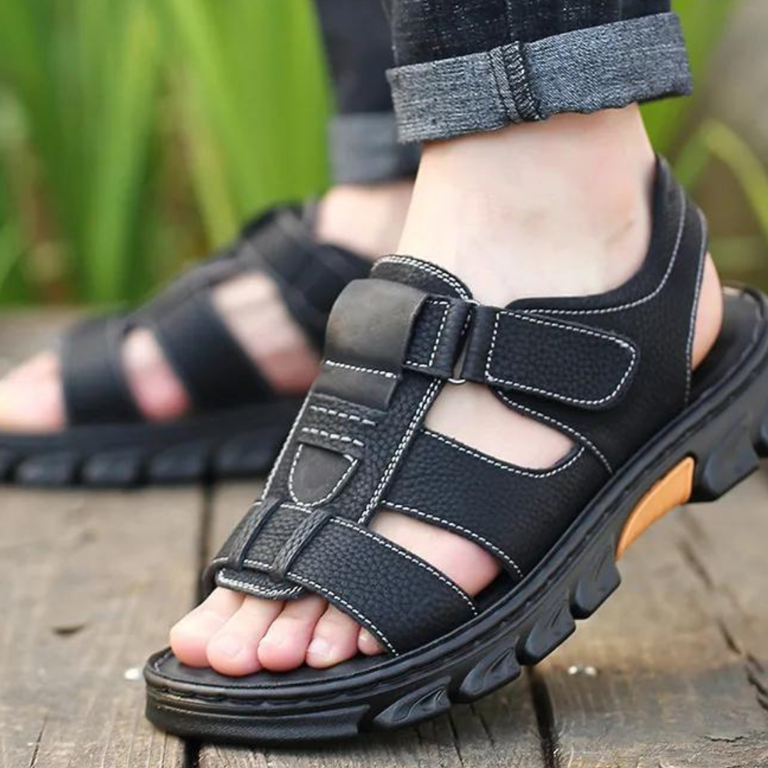 Bequeme Herren Sandalen Thijs aus atmungsaktivem Leder mit stützendem Fußbett für optimalen Gehkomfort.