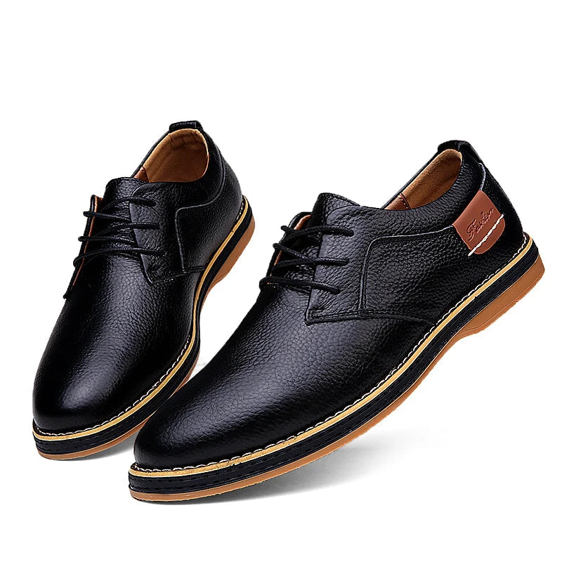 Klassische Herren Business Schnürschuhe Leon aus hochwertigem Leder, Seitenansicht mit feiner Brogue-Perforierung.