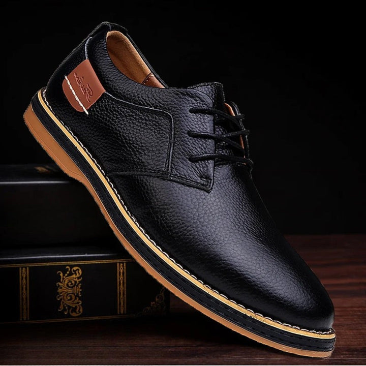 Elegante Herren Business Schnürschuhe Leon in klassischem Schwarz, perfekt fürs Büro und formelle Anlässe.