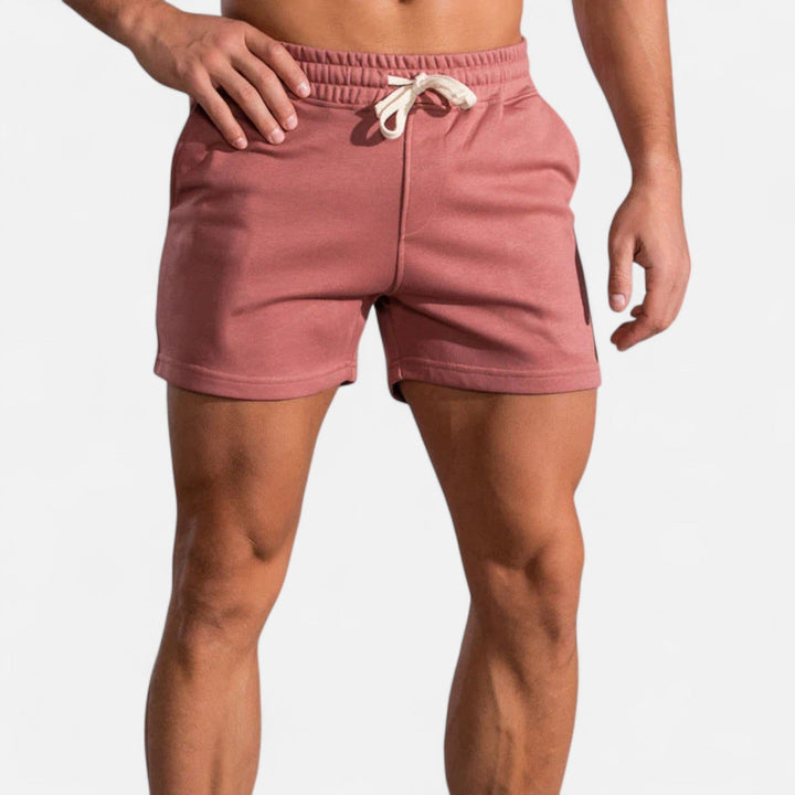 Herren Strandshorts am Meer. Lässige & bequeme Sommerkleidung mit elastischem Bund für entspannte Tage.
