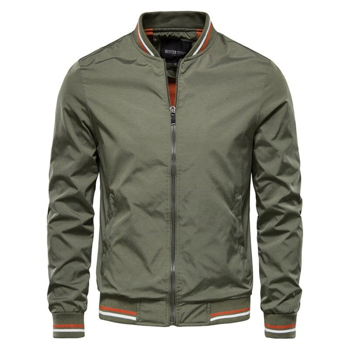 Stylische Freizeitjacke für Herren: Bequeme Bomberjacke mit Kontrastbündchen und sportlichem Schnitt.