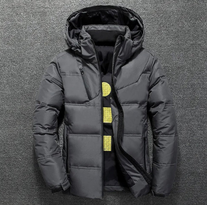 Mann trägt bequeme Herren Winterjacke mit abnehmbarer Kapuze, perfekter Kälteschutz & moderne Herrenmode.
