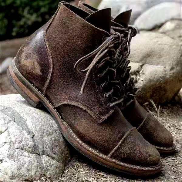 Nahaufnahme wasserdichter Herren Retro Schnürboots. Orthopädische Komfort Stiefel mit rutschfester Sohle.