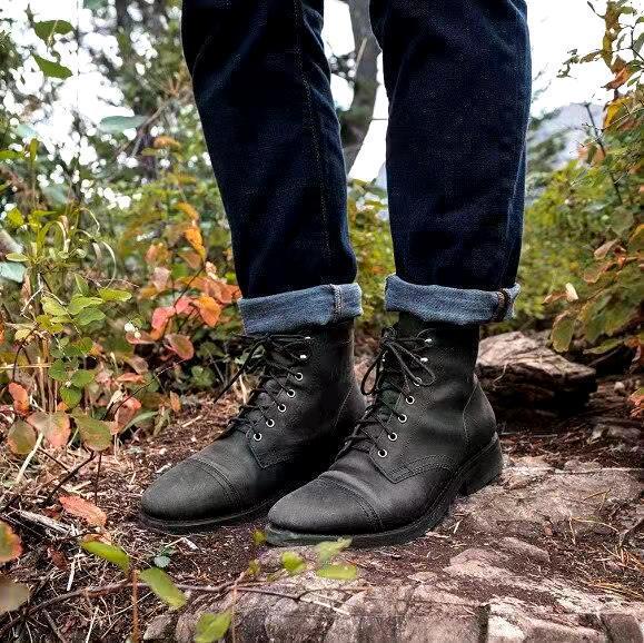 Herren Retro Schnürboots, orthopädisch und wasserdicht, beim Outdoor-Einsatz. Rutschfeste Sohle.