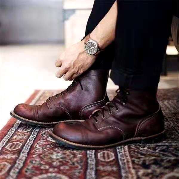 Vorderansicht der orthopädischen Herren Retro Schnürboots mit griffiger Antirutschsohle. Wasserdicht & komfortabel.