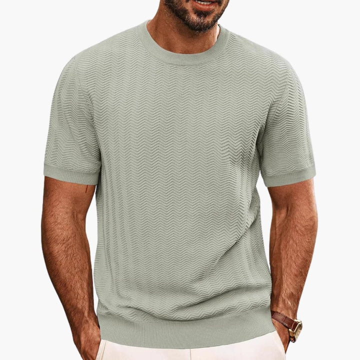 Nahaufnahme des strukturierten Wellenmusters auf dem Herren T-Shirt. Rundhalsausschnitt, Sommermode.