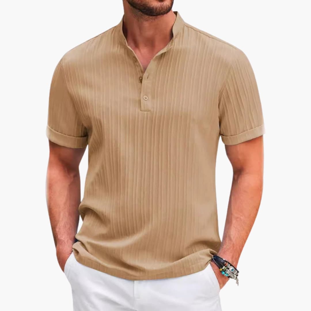 Mann trägt gestreiftes Herren Henley T-Shirt, kurzarm, für lässigen, eleganten Sommer-Freizeitstil.