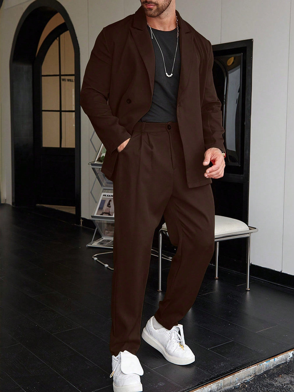 Stilvoller Slim Fit Herrenanzug Zweiteiler mit modernem Blazer und passender Bundfaltenhose.