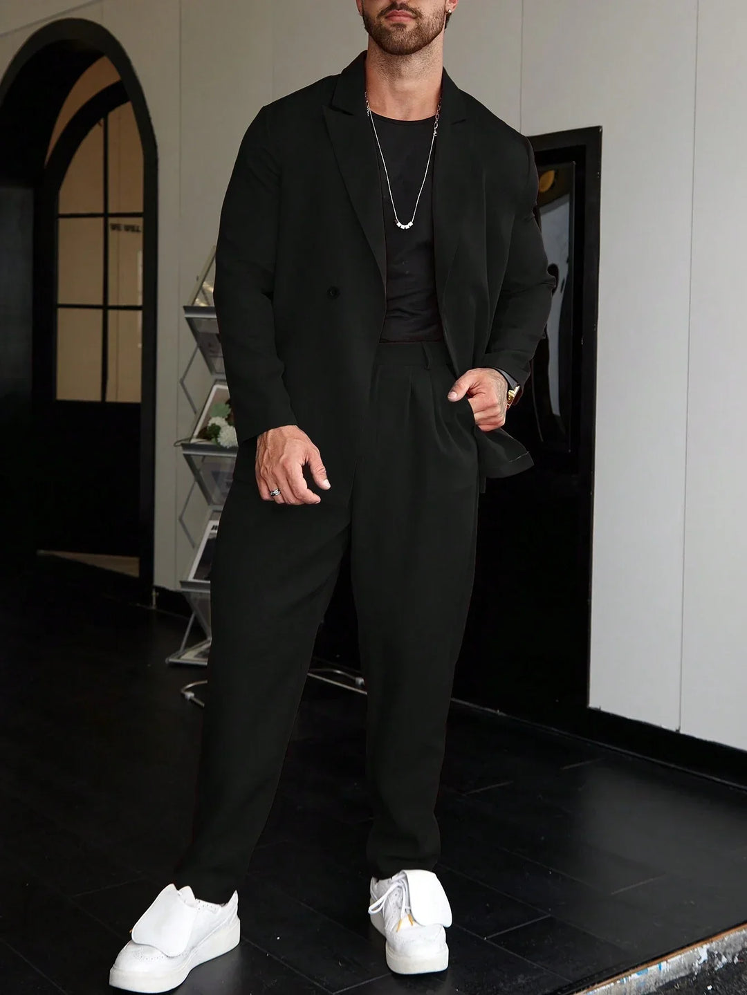 Grüner Slim Fit Herrenanzug, moderne und elegante formelle Kleidung für stilbewusste Männer.